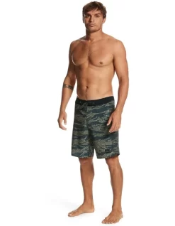 Quiksilver Highlite Arch 19" Boardshorts In Grape Leaf -Quiksilver 933694030 3 720x928