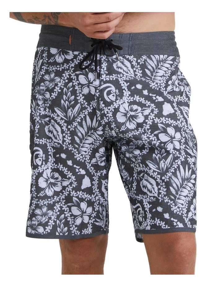 Quiksilver Arrival Lei Scallop Boardshort In Black 3 Quiksilver Arrival Lei Scallop Boardshort In Black