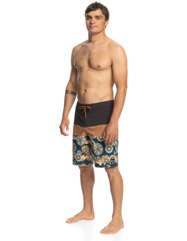 Quiksilver Surfsilk Panel 20" Boardshort In Black/Muti 6 Quiksilver Surfsilk Panel 20" Boardshort In Black/Muti - Image 4